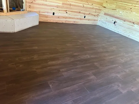 Large living area, long plank layout