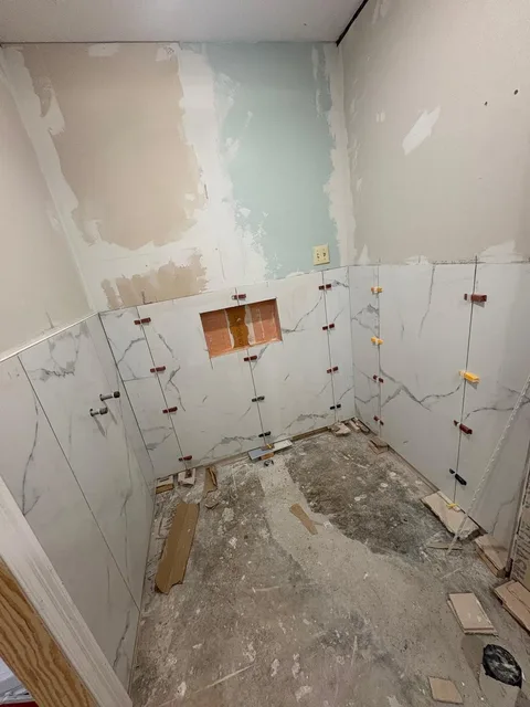 Large-format wall tile going up with leveling clips