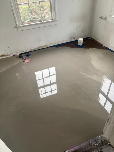 Self-leveling compound for a perfectly flat base