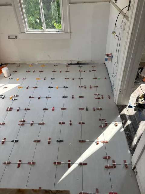 Floor tile set with leveling system