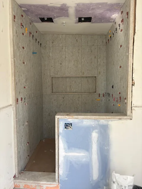 Fluted tile shower with long niche, before grout